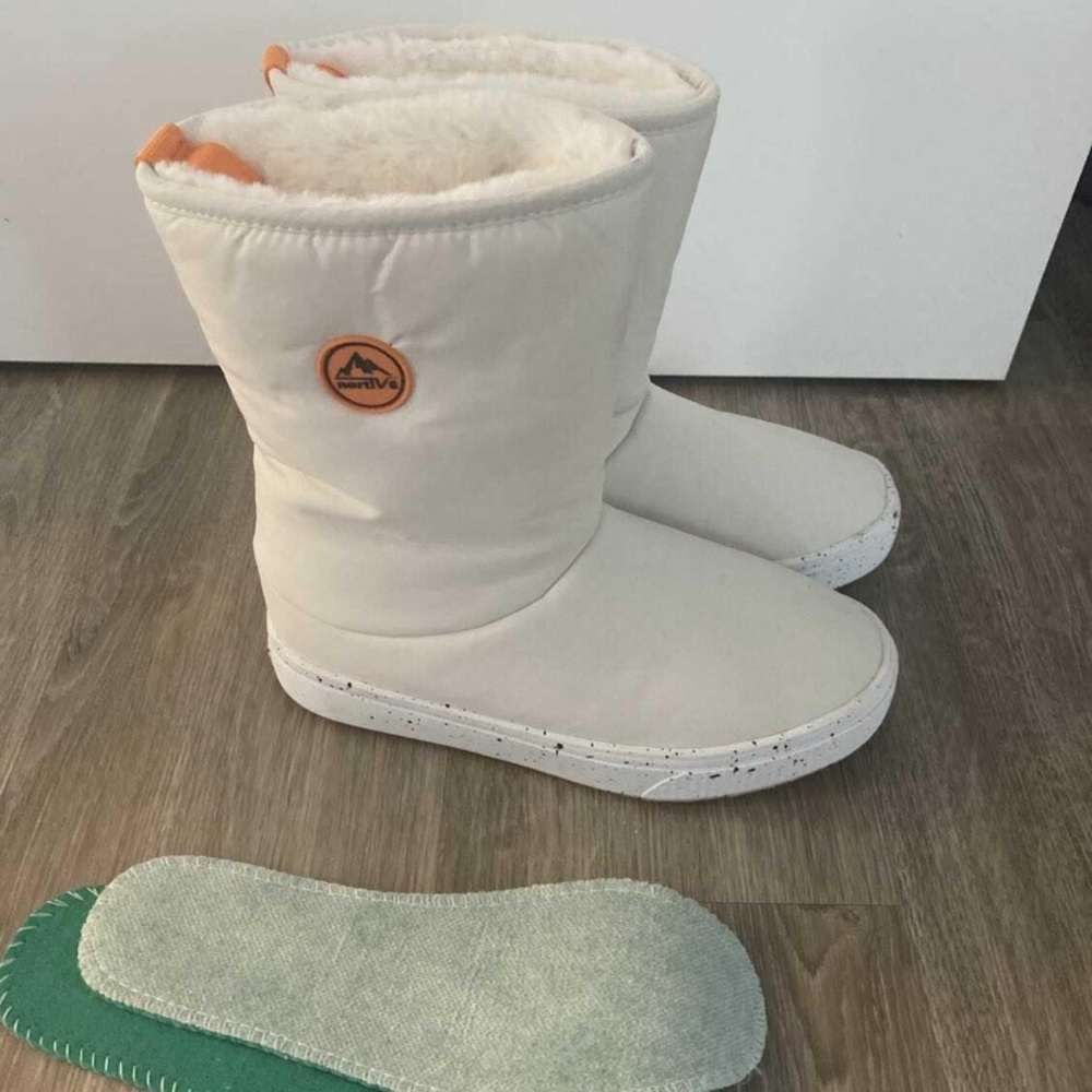 Insulated Women's Cream Winter Boots with Faux Fur Lining